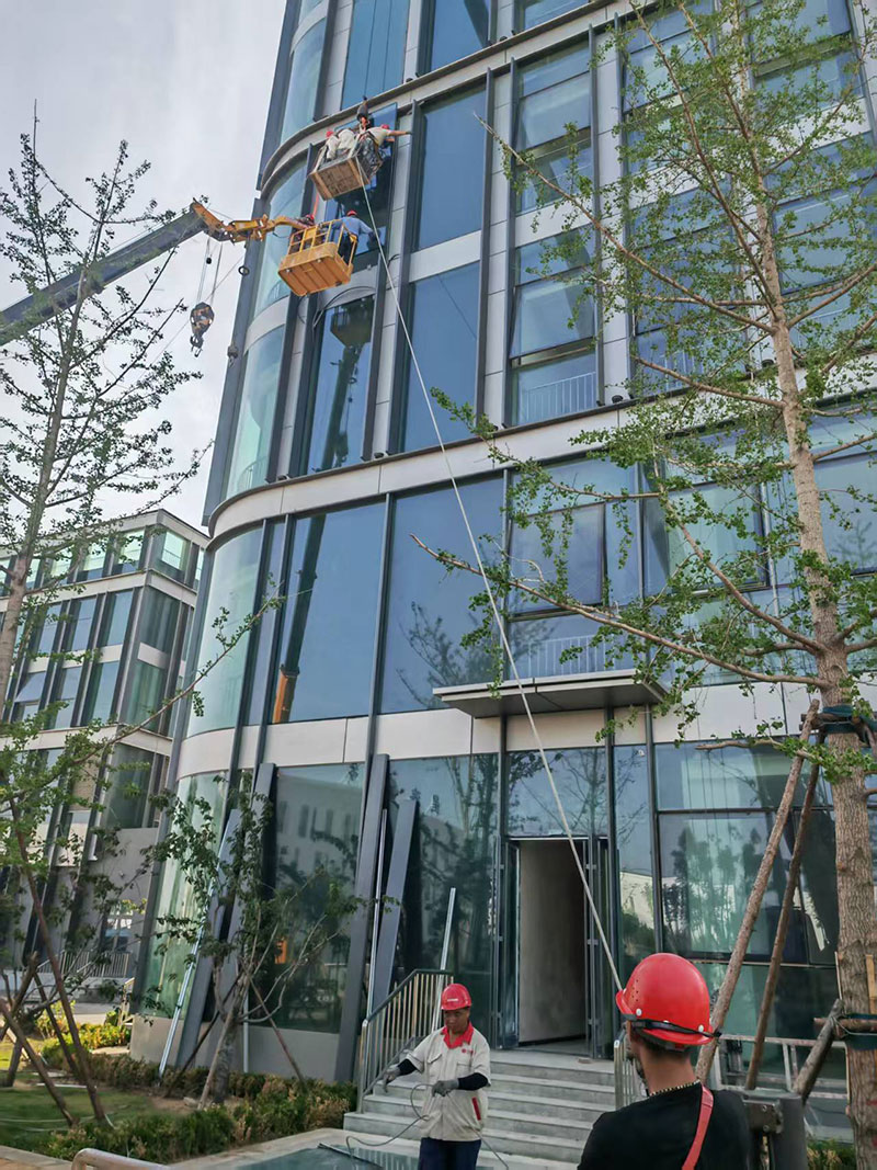 更换幕墙玻璃施工现场